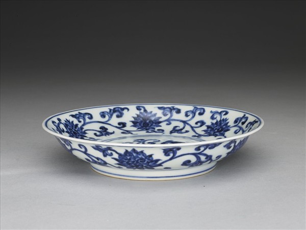 青花纏枝番蓮紋盤