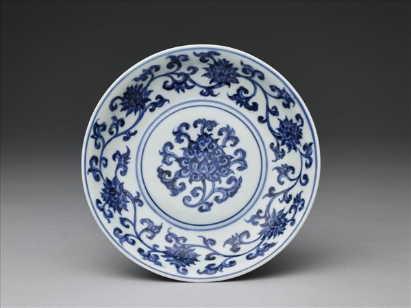 青花纏枝番蓮紋盤