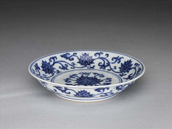 青花纏枝番蓮紋盤