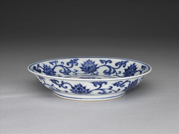 青花纏枝番蓮紋盤