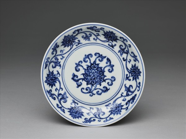 青花纏枝番蓮紋盤