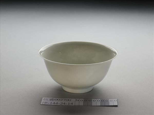 甜白釉雙龍紋碗