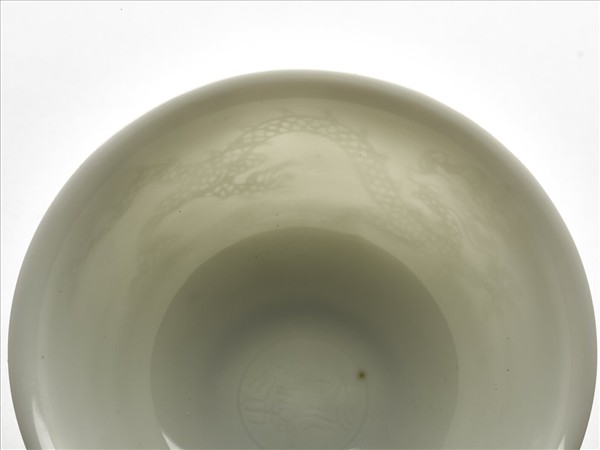 甜白釉雙龍紋碗