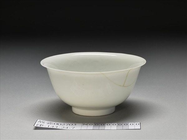 甜白釉雙龍紋碗