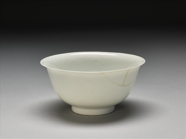 甜白釉雙龍紋碗