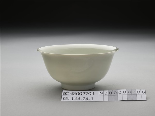 甜白釉雙龍紋碗