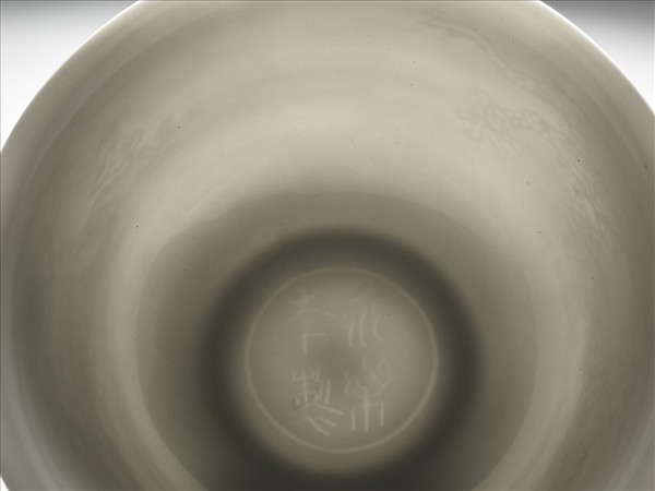 甜白釉雙龍紋碗