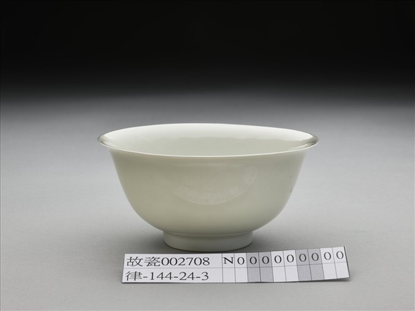 甜白釉雙龍紋碗