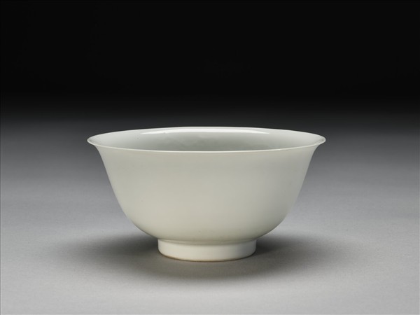 甜白釉雙龍紋碗