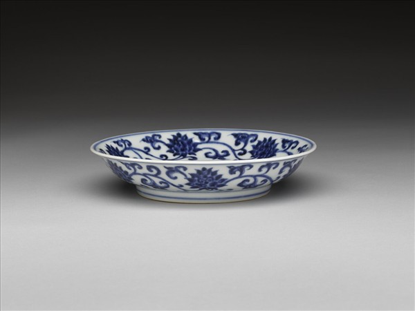 青花纏枝番蓮紋盤