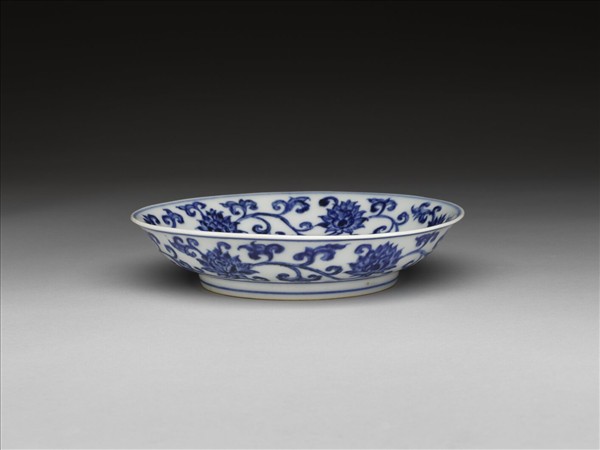 青花纏枝番蓮紋盤