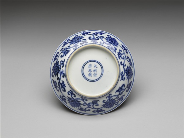 青花纏枝番蓮紋盤