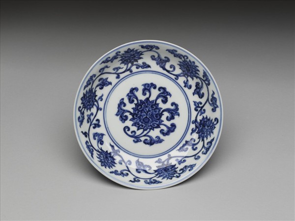 青花纏枝番蓮紋盤