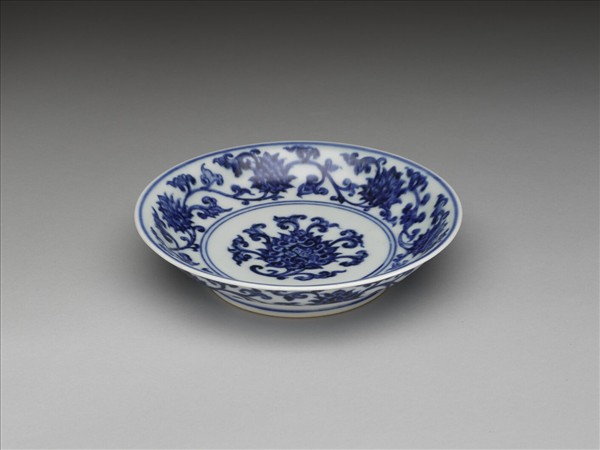 青花纏枝番蓮紋盤