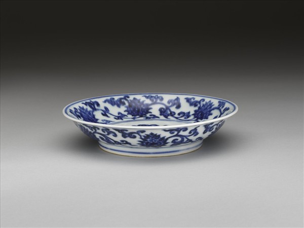 青花纏枝番蓮紋盤