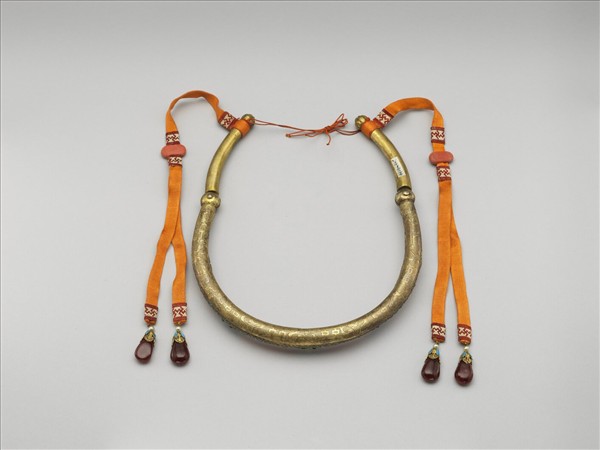 金點翠嵌珊瑚米珠領約