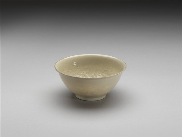 白瓷印花雲鶴紋碗