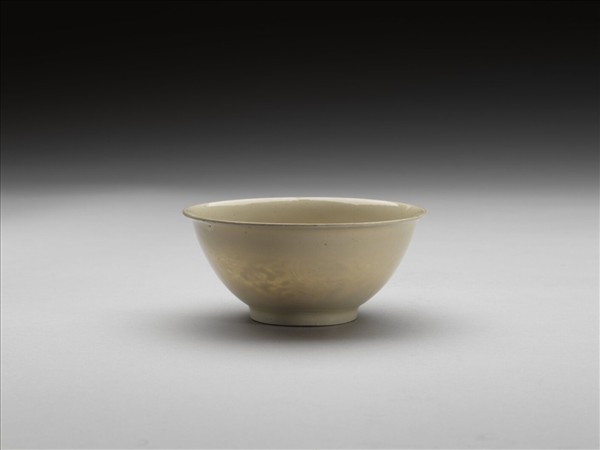 白瓷印花雲鶴紋碗