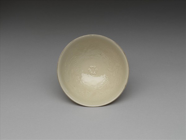 白瓷印花雲鶴紋碗