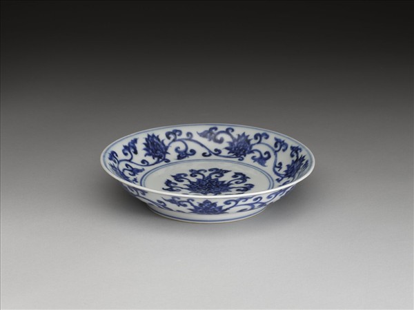 青花纏枝番蓮紋盤