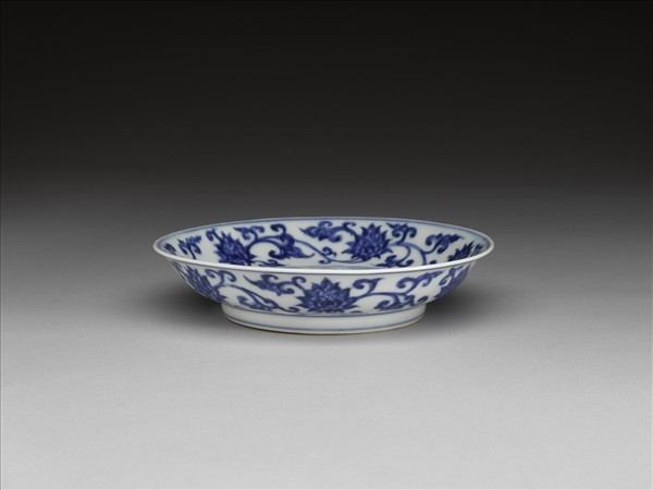 青花纏枝番蓮紋盤