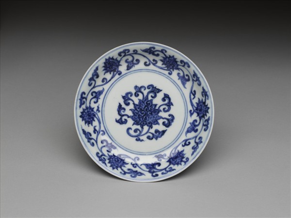 青花纏枝番蓮紋盤
