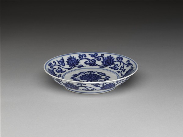 青花纏枝番蓮紋盤