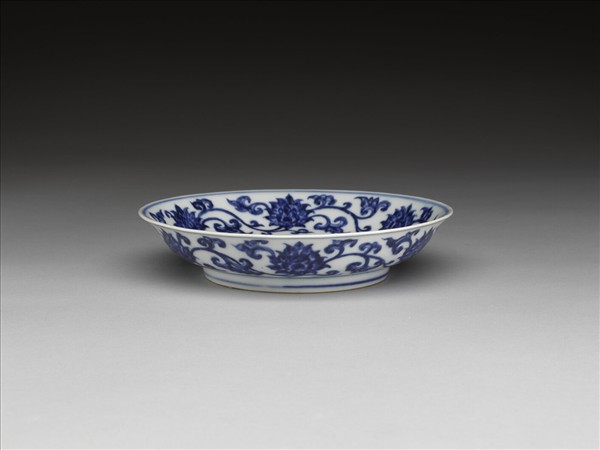 青花纏枝番蓮紋盤