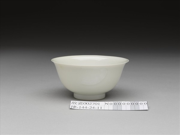 甜白釉雙龍紋碗