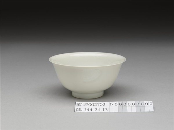 甜白釉雙龍紋碗