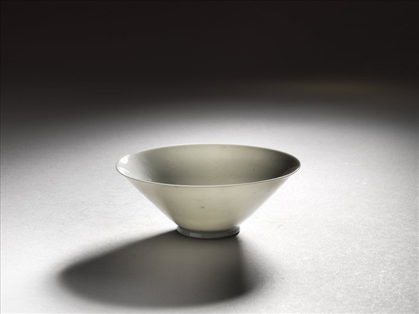 甜白釉番蓮八寶紋碗