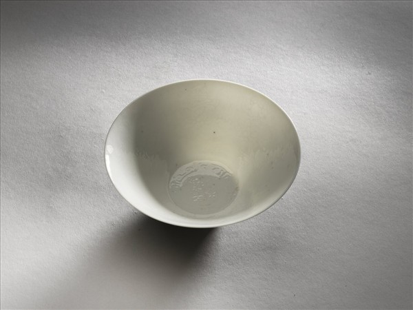 甜白釉番蓮八寶紋碗