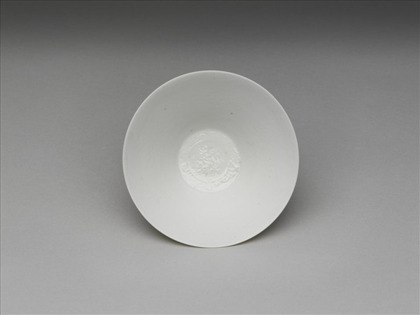 甜白釉番蓮八寶紋碗