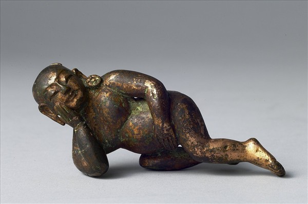 銅鎏金童子臥像