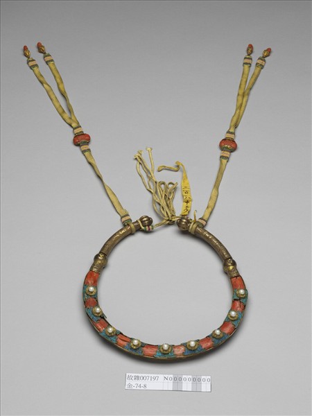 金點翠嵌珊瑚米珠領約