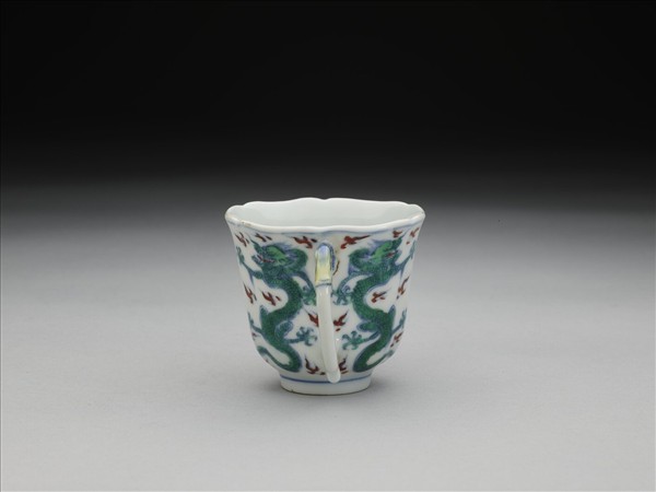 鬥彩龍紋雙耳杯