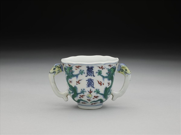 鬥彩龍紋雙耳杯