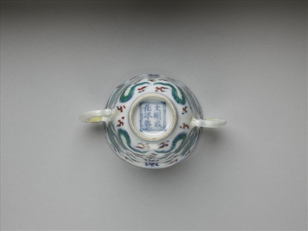 鬥彩龍紋雙耳杯