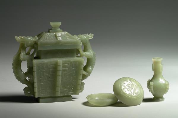 玉獸面龍耳方爐