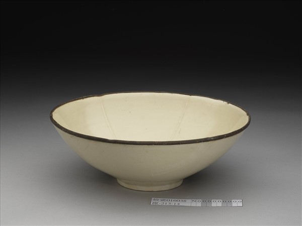 定窯 劃花蓮花葵花式碗