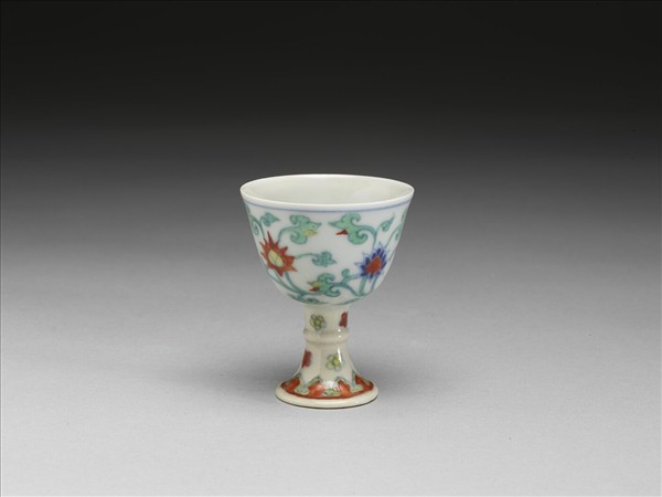 鬥彩花卉紋高足杯