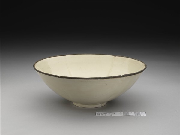 定窯 劃花蓮花葵花式碗