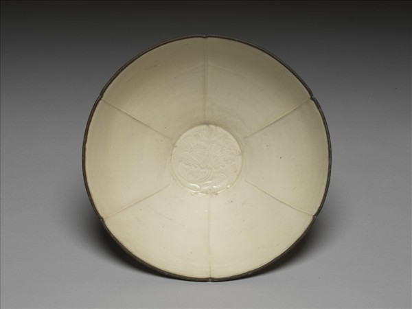 定窯 劃花蓮花葵花式碗