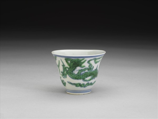 青花綠彩雙龍紋杯
