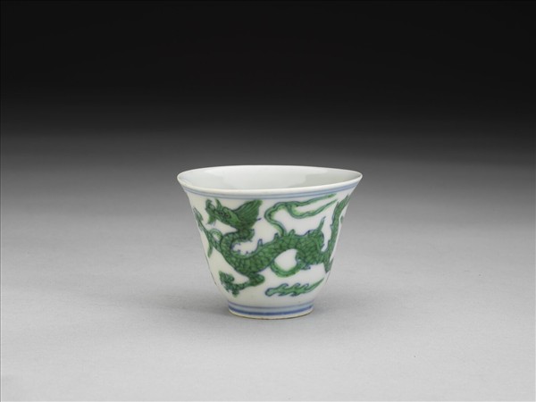 青花綠彩雙龍紋杯