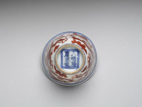 青花描紅雙龍紋杯