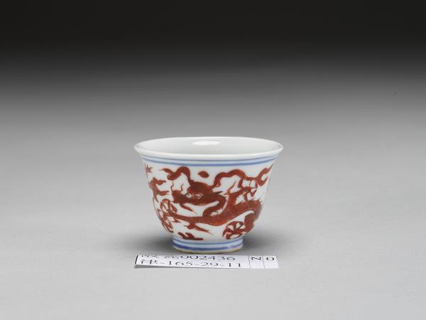 青花描紅雙龍紋杯