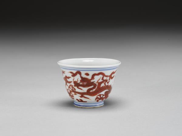 青花描紅雙龍紋杯