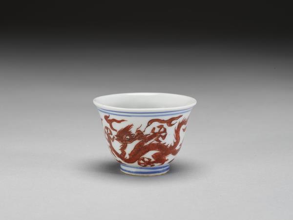 青花描紅雙龍紋杯