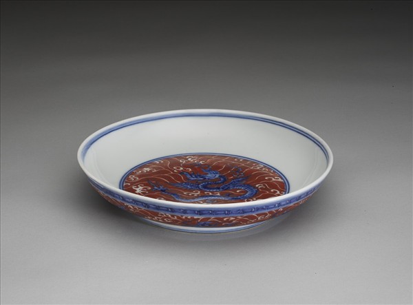 青花描紅盤龍海獸紋盤